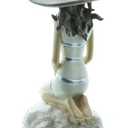 Figur "Stranddame auf Fels"